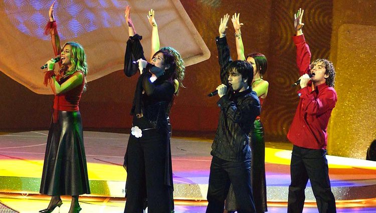 Rosa López, Chenoa, Geno, Gisela, David Bustamante y David Bisbal actuando en Eurovisión 2002