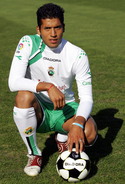 Ezequiel Garay en su presentación como jugador del Racing de Santander