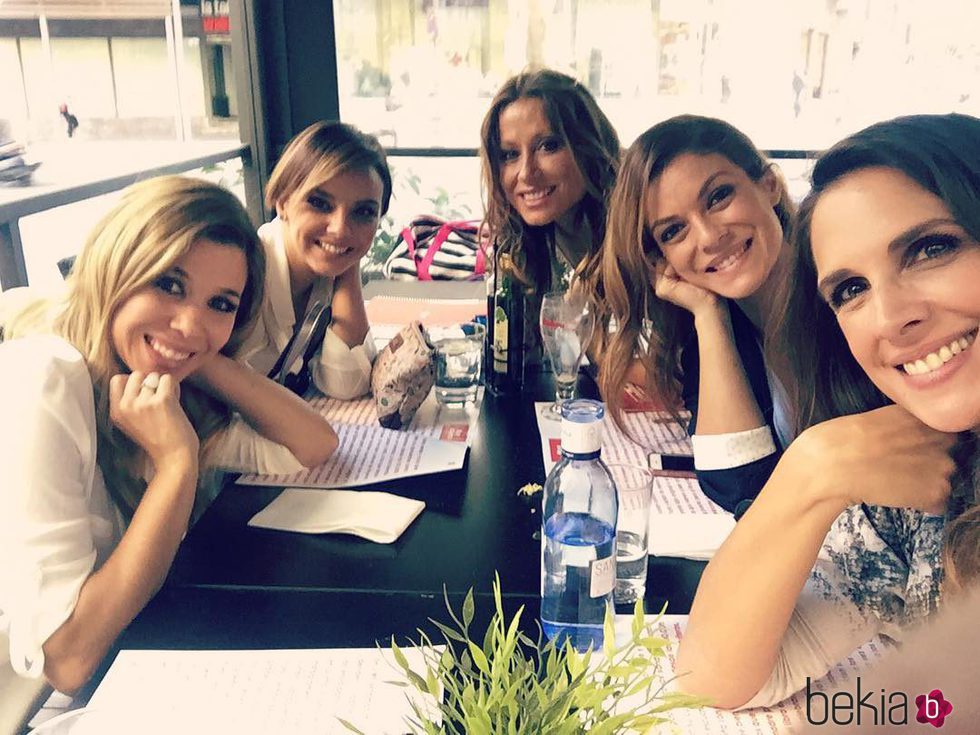 Nuria Fergó, Geno, Chenoa, Natalia y Verónica Romeo posan compartiendo mesa