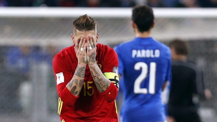 Sergio Ramos lamentándose en el partido de La Roja contra Italia para la clasificación para el Mundial de Rusia 2018