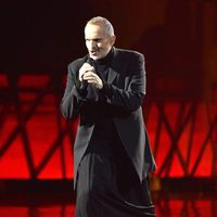 Miguel Bosé actuando en los Latin American Music Awards 2016