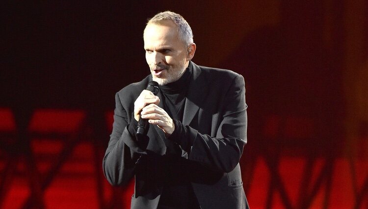 Miguel Bosé actuando en los Latin American Music Awards 2016