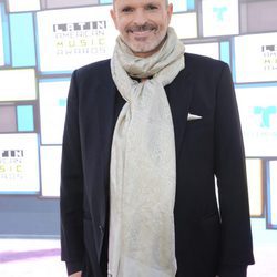 Miguel Bosé en la alfombra roja de los Latin American Music Awards 2016