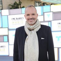 Miguel Bosé en la alfombra roja de los Latin American Music Awards 2016