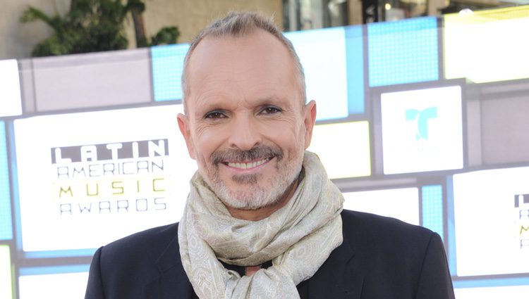 Miguel Bosé en la alfombra roja de los Latin American Music Awards 2016