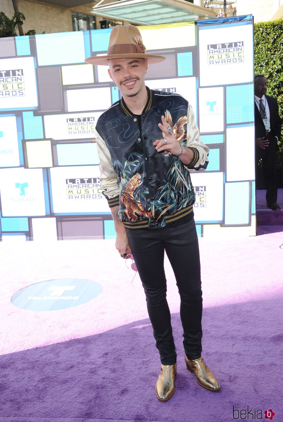 Jesse Huerta de Jesse & Joy en la alfombra roja de los Latin American Music Awards 2016