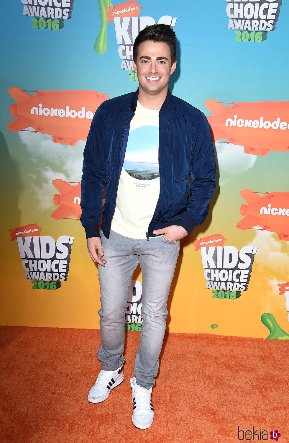 Jonathan Bennett posando en los Nickelodeon Kids' Choice Awards 2016