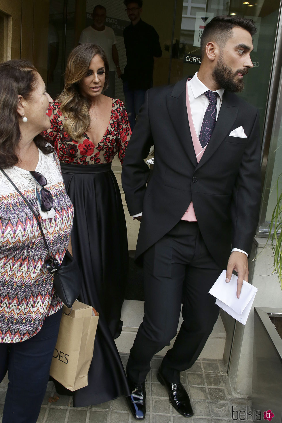 Anabel Pantoja y su novio Juanlu saliendo de la peluquería para ir a la boda de Kiko Rivera e Irene Rosales