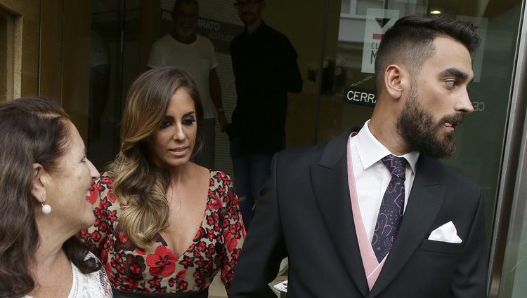 Anabel Pantoja y su novio Juanlu saliendo de la peluquería para ir a la boda de Kiko Rivera e Irene Rosales