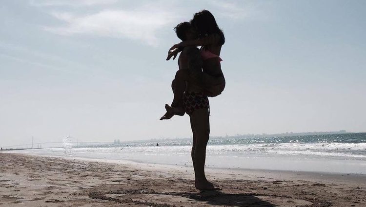 Hugo Paz y Sofía Suescun disfrutando de la playa