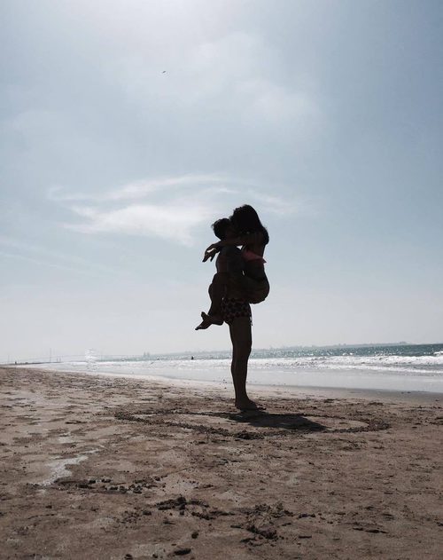 Hugo Paz y Sofía Suescun disfrutando de la playa