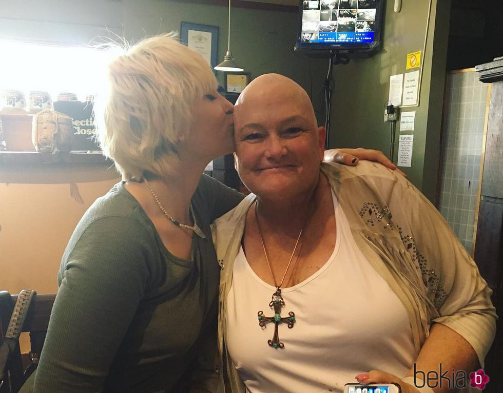 Paris Jackson dandole un beso a su madre Debbie Rowe