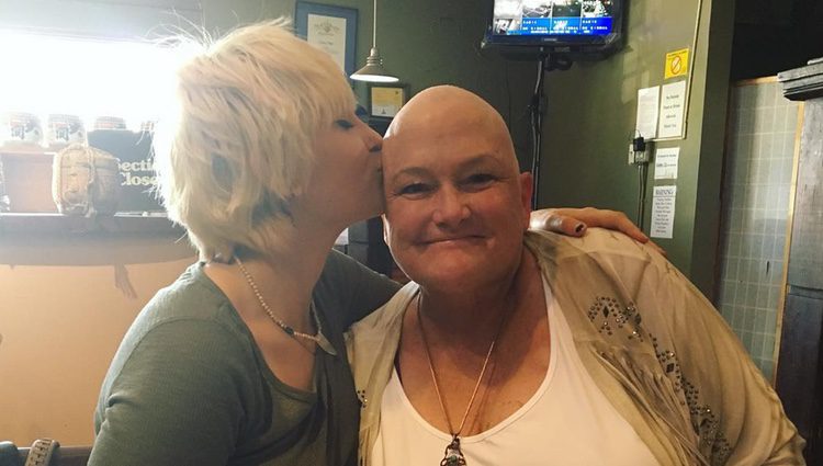 Paris Jackson dandole un beso a su madre Debbie Rowe