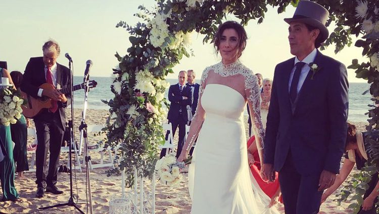 Paz Padilla y Juan Vidal celebrando su boda en la playa