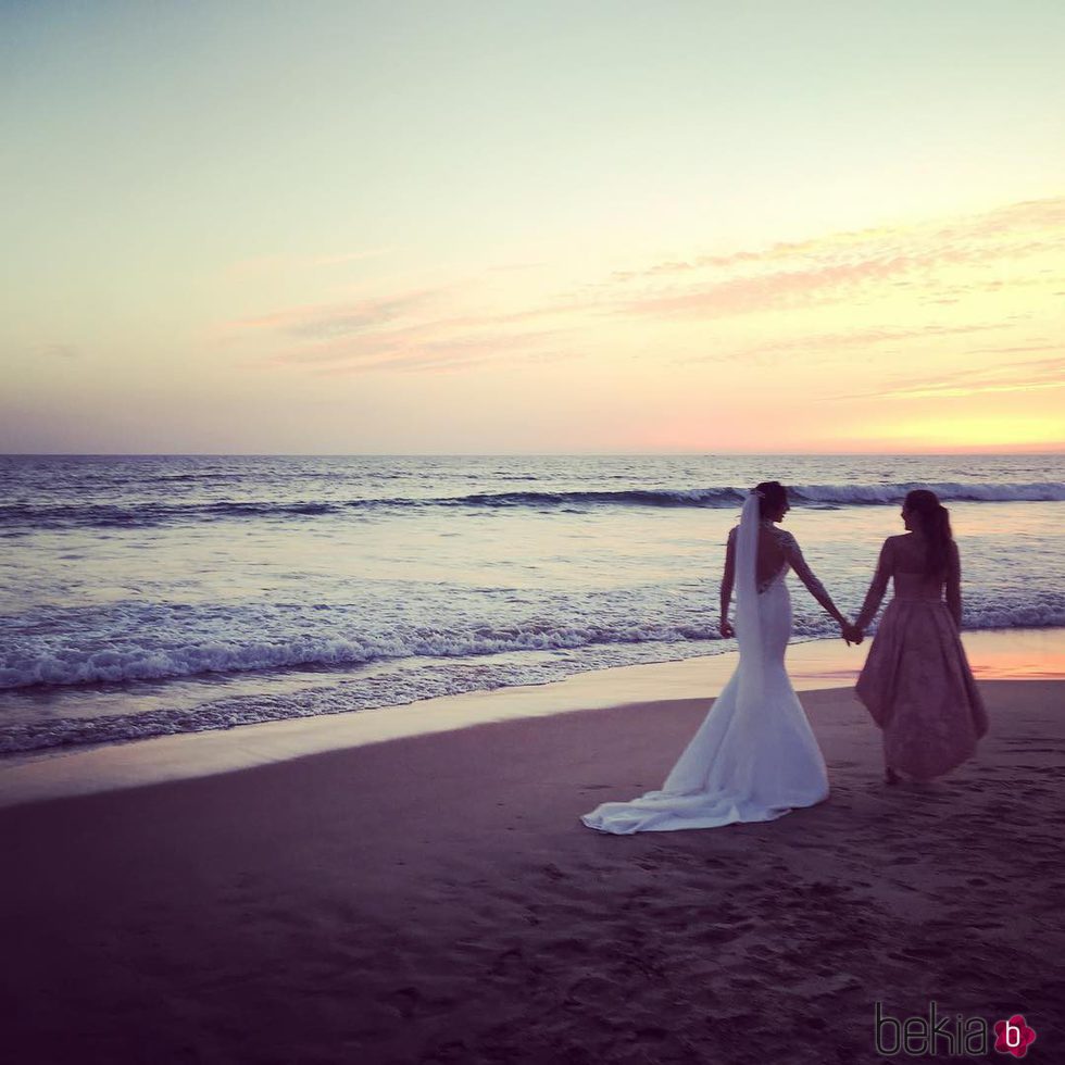 Paz Padilla de la mano de su hija al atardecer tras su boda