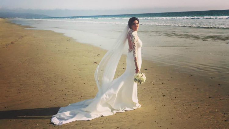 Paz Padilla luce su espectacular vestido a la orilla de la playa