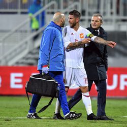 Sergio Ramos abandonando el campo lesionado en el Albania-España