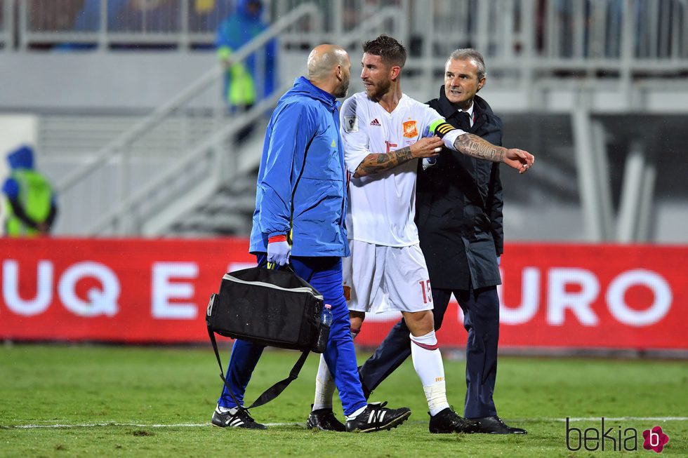 Sergio Ramos abandonando el campo lesionado en el Albania-España