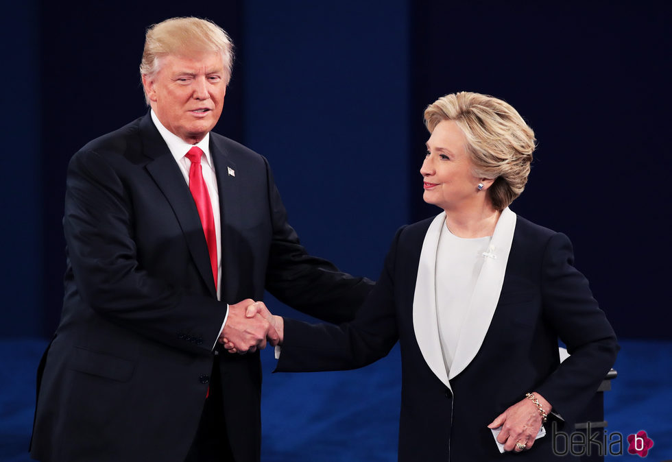 Hillary Clinton y Donald Trump estrechándose la mano en el Debate Electoral