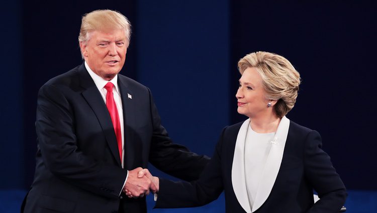 Hillary Clinton y Donald Trump estrechándose la mano en el Debate Electoral