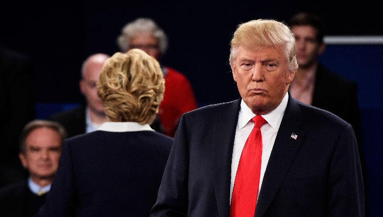 Donald Trump durante el segundo debate presidencial