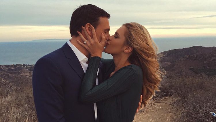 Ryan Lochte y Kayla Rae Reid se besan tras comprometerse