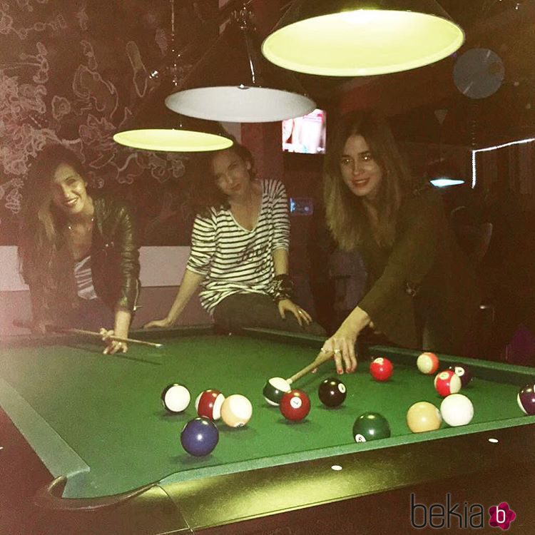 Sara Carbonero, Mayra del Pilar e Isabel Jiménez jugando al billar en Corral de Almaguer