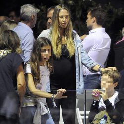 Martina Klein y sus hijos en el partido de tenis Legends Cup