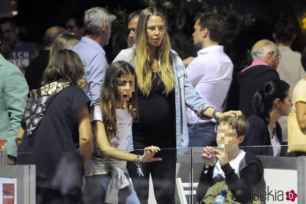 Martina Klein y sus hijos en el partido de tenis Legends Cup