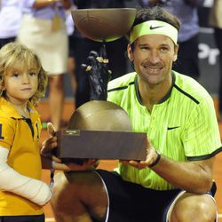 Carlos Moyá junto a su hijo Carlos en la pista del Legends Cup