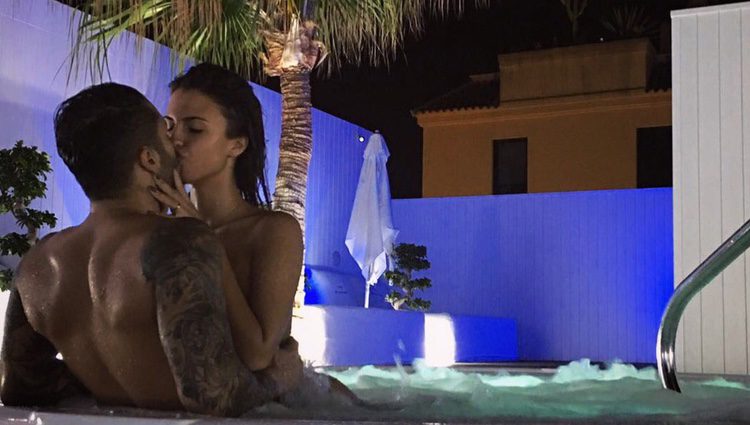 Sofía Suescun y Hugo Paz besándose en un jacuzzi