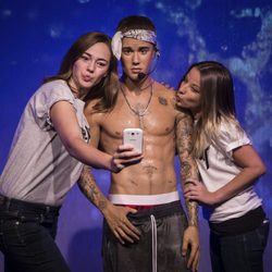 La figura de cera de Justin Bieber luciendo abdominales