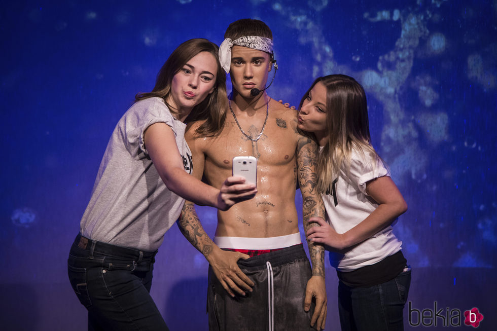 La figura de cera de Justin Bieber luciendo abdominales