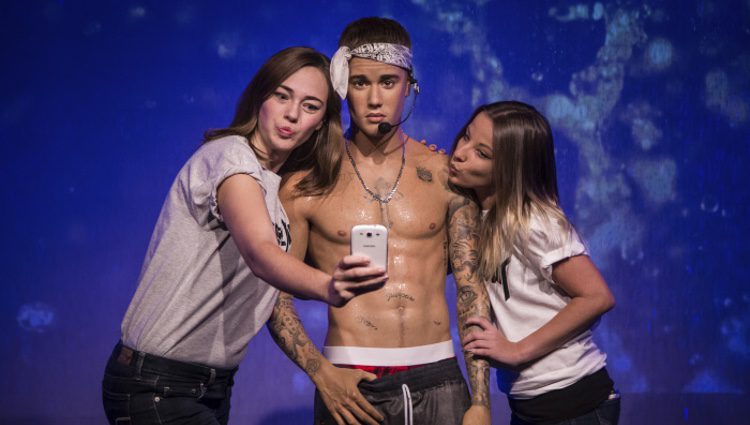 La figura de cera de Justin Bieber luciendo abdominales