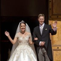 Leka de Albania y Elia Zaharia saludan tras su boda