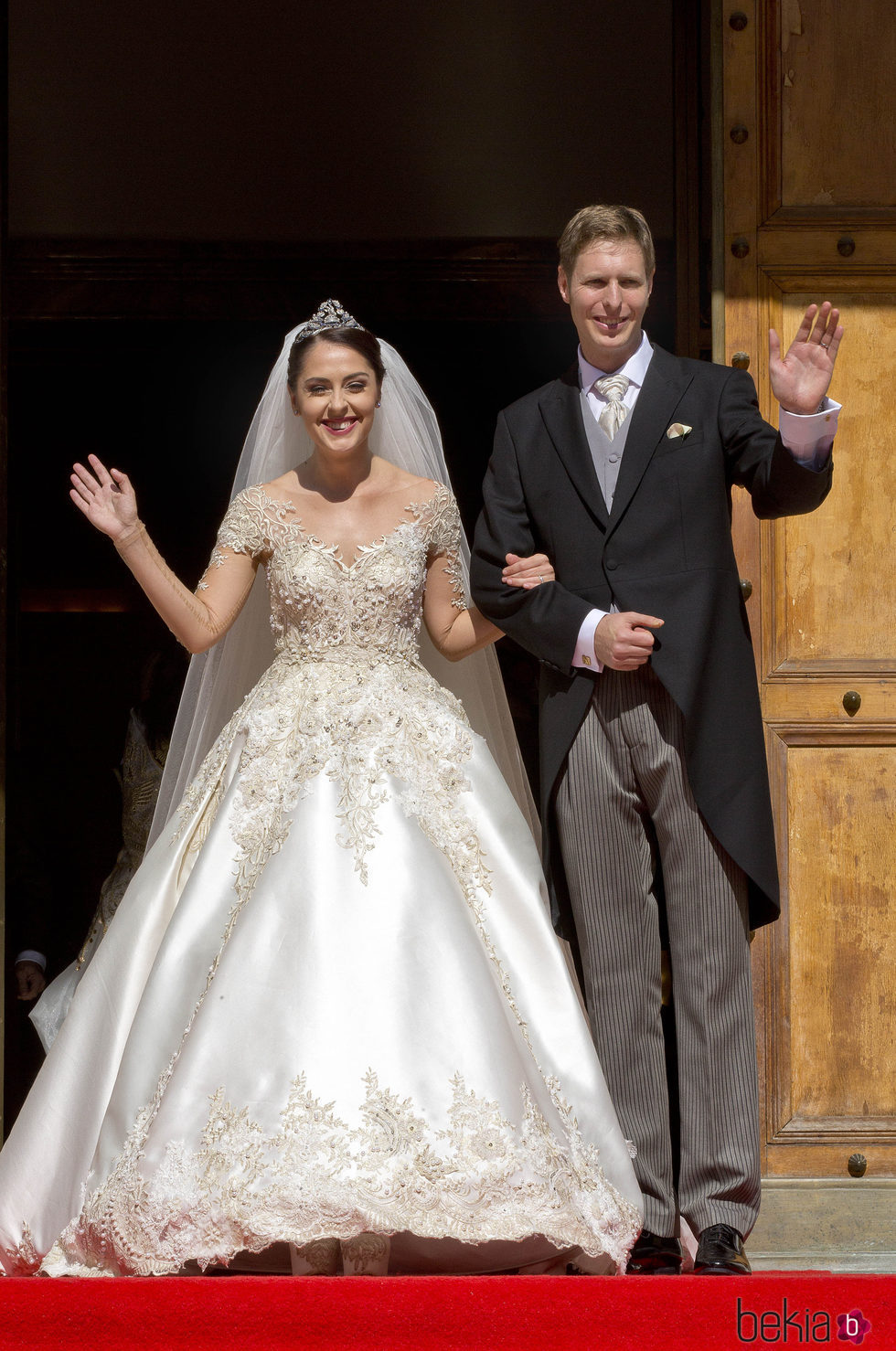 Leka de Albania y Elia Zaharia saludan tras su boda