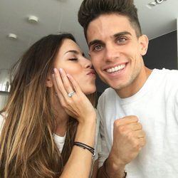 Marc Bartra y Melissa Jiménez anunciando su boda