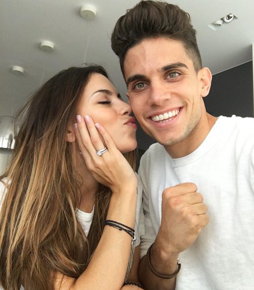 Marc Bartra y Melissa Jiménez anunciando su boda