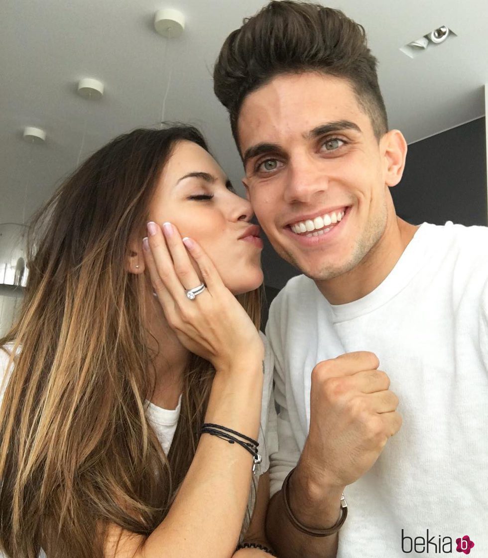 Marc Bartra y Melissa Jiménez anunciando su boda