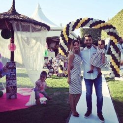 Ezequiel Garay y Shaila en la fiesta de su cumpleaños con Tamara Gorro