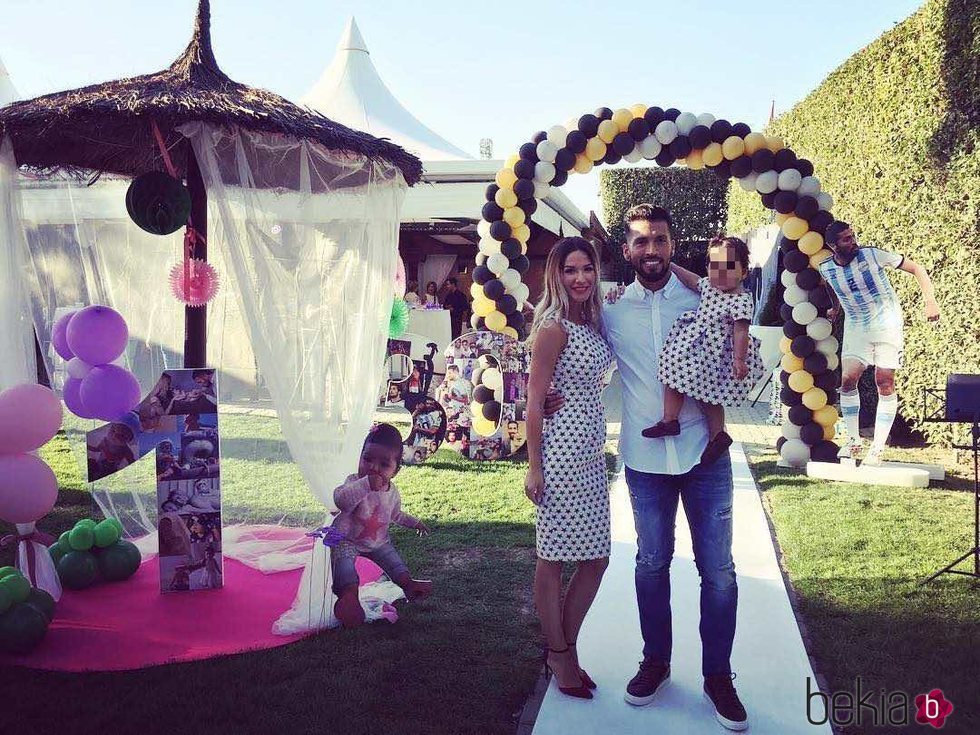 Ezequiel Garay y Shaila en la fiesta de su cumpleaños con Tamara Gorro