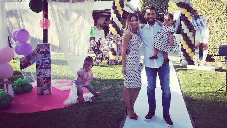 Ezequiel Garay y Shaila en la fiesta de su cumpleaños con Tamara Gorro