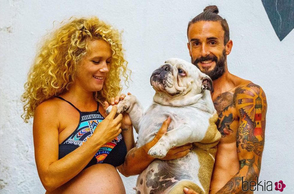 Azahara, Juanma ('GH15')  y su perrita Siria