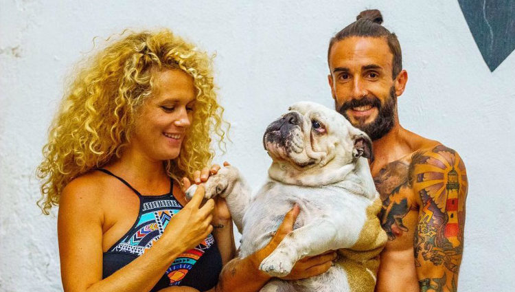 Azahara, Juanma ('GH15')  y su perrita Siria