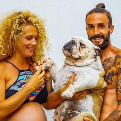 Azahara, Juanma ('GH15')  y su perrita Siria