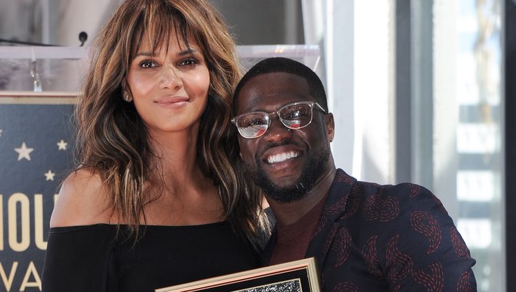 Halle Berry junto a su gran amigo Kevin Hart en su gran día