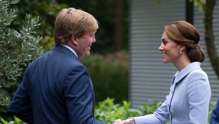 Guillermo Alejandro de Holanda recibe a Kate Middleton en La Haya