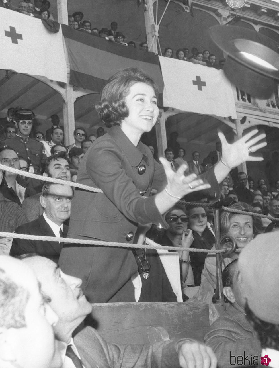 La Reina Sofía recibe una montera en una corrida de toros en Aranjuez