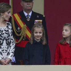 La Princesa Leonor sonríe junto a la Reina Letizia y la Infanta Sofía en el Día de la Hispanidad 2016