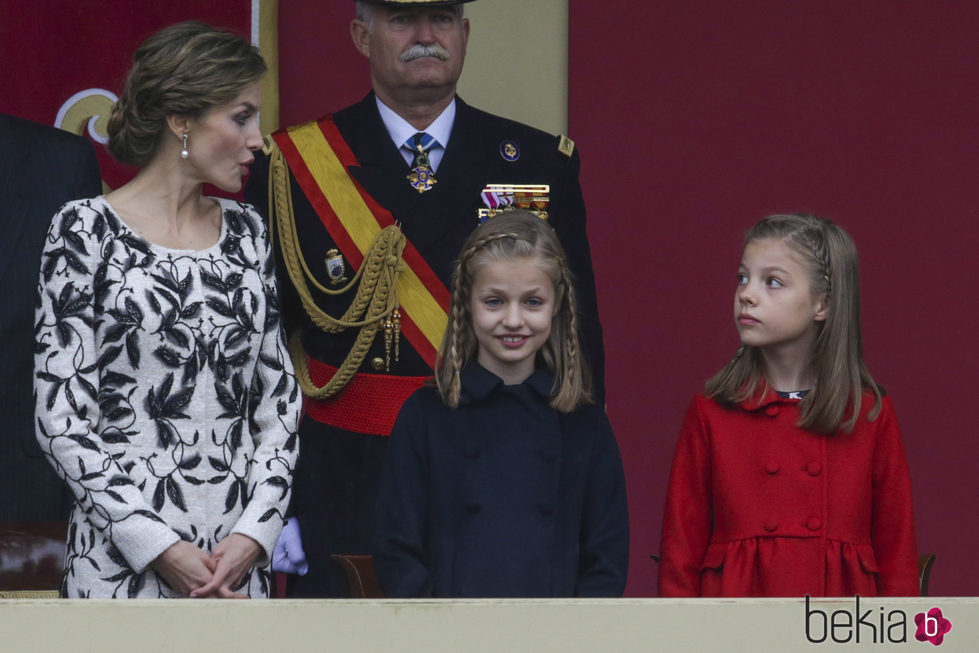 La Princesa Leonor sonríe junto a la Reina Letizia y la Infanta Sofía en el Día de la Hispanidad 2016